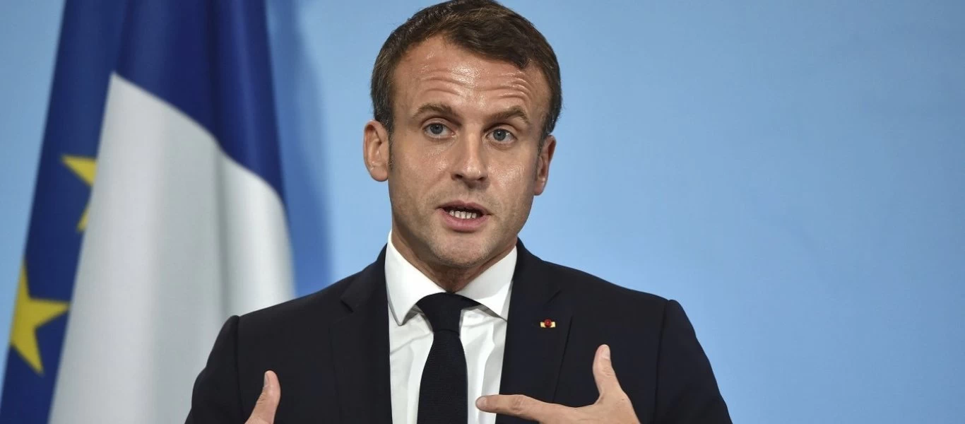 Γαλλία: Σκίτσα του Charlie Hebdo σε κυβερνητικά κτίρια με εντολή Ε.Μακρόν